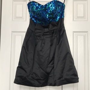 Short and strapless formal dress